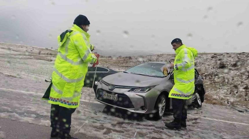 Dolu yağışı kazalara neden oldu, trafik durma noktasına geldi