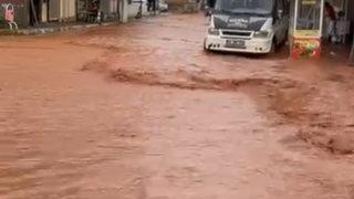 Yine Şanlıurfa yine sel! Araçlar ters döndü: Yaralılar var
