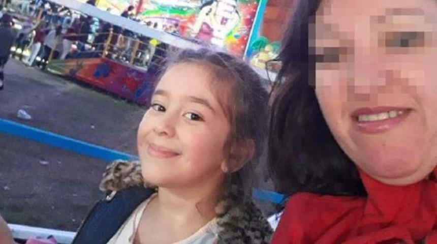 Evde yalnız kalan kızını sabah ağzı bantlı halde &ouml;l&uuml; buldu!