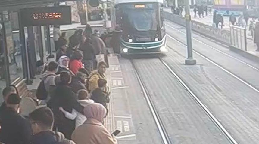 Yürekler ağza geldi: Yolcu, tramvayın altında kalmaktan son anda böyle kurtuldu