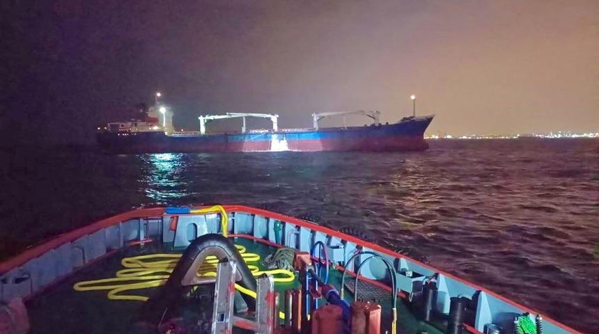 Kadıköy açıklarında arızalanan yük gemisi kurtarıldı