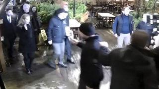 Çengelköy'deki ‘Tarihi Çınaraltı’nda Zafer Partisi gerginliği! Ümit Özdağ’ın mekana giriş görüntülerini yayınladılar…