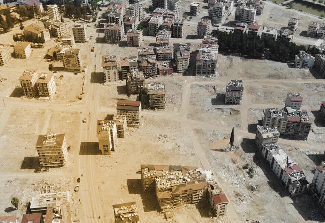 Yıkılan binalar kaldırıldı, şehir koca bir meydana d&ouml;n&uuml;şt&uuml;! Deprem sonrası Hatay'da son durum