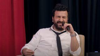 Hasan Can Kaya'da bombalar bitmiyor! Rus kadın barda bir anda öpmeye başlayınca...