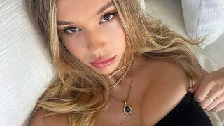 Transparan giyen Alexis Ren içine sütyen giymedi! Göğüs dekoltesiyle büyüledi