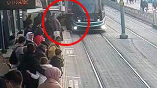 Faciaya ramak kala! Hızlı davranan güvenlik görevlisi son anda kurtardı: Yürekleri ağza getiren anlar kamerada