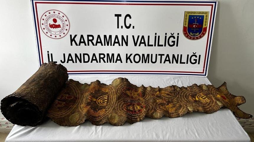 Karaman&rsquo;da piton derisi &uuml;zerine yazılı kabartmalı tılsım ele ge&ccedil;irildi