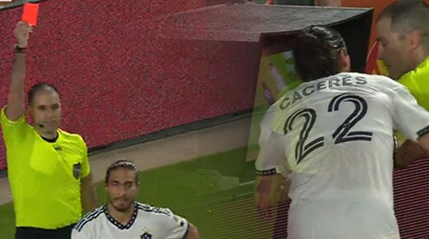 Futbol dünyası bunu konuşuyor! Hakemle birlikte VAR monitörüne gitti, oyundan atıldı