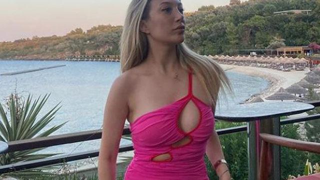 Mehmet Ali Erbil'in kızı Yasmin Erbil göğüs dekoltesi için fermuarını açtı! İddialı pozlar