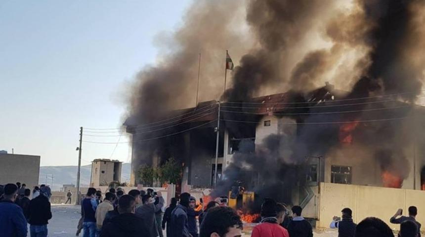 Süleymaniye karıştı! Barzani'nin ofisi ateşe verildi