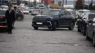 Konya Büyükşehir Belediye Başkanı Altay, aday tanıtım toplantısına Togg ile geldi