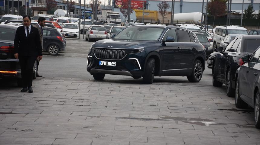 Konya Büyükşehir Belediye Başkanı Altay, aday tanıtım toplantısına Togg ile geldi