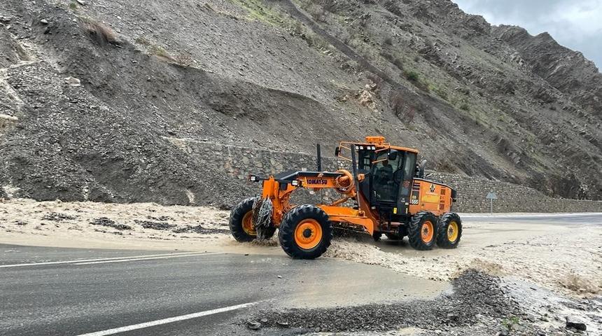 Hakkari-Van Karayolu’nda heyelan