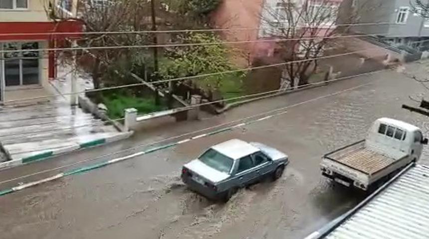 Her şey 10 dakikada oldu! Cadde dereye döndü