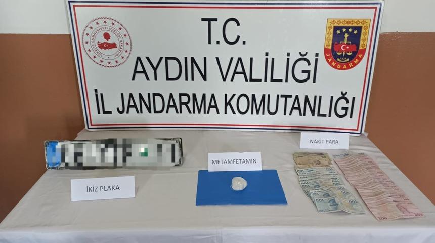 Aydında uyuşturucu ve ikiz plaka ele geçirilen otomobildeki 3 şüpheli tutuklandı