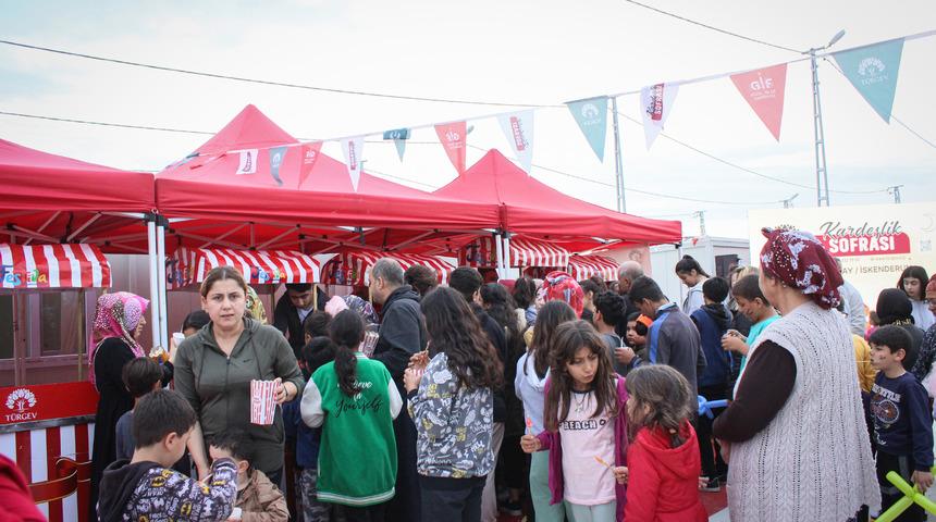 TÜRGEV "Kardeşlik Sofrası" depremzedeler için İskenderun’da kuruldu