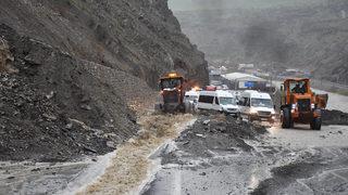 Hakkari'de heyelanlar ulaşımı olumsuz etkiledi