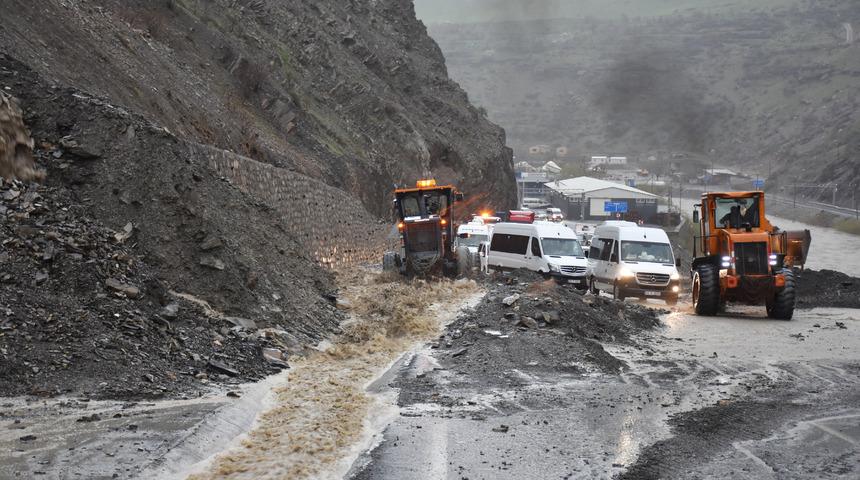 Hakkari'de heyelanlar ulaşımı olumsuz etkiledi