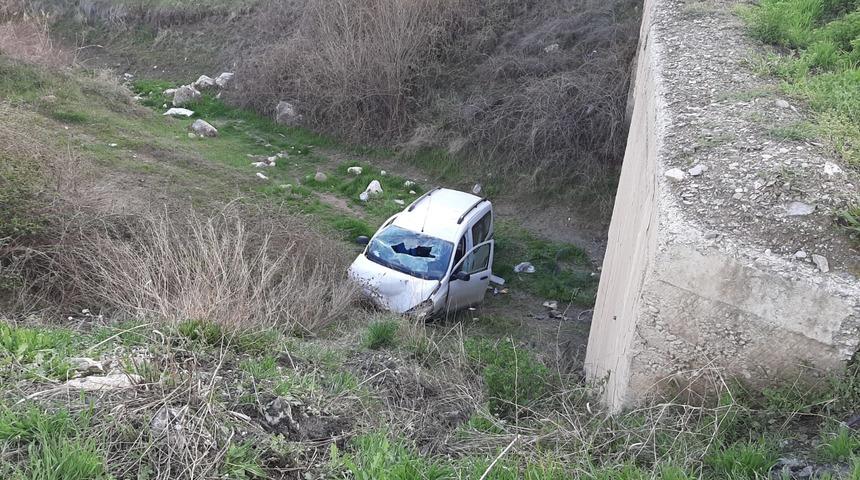 Çorum’da dere yatağına devrilen araçtaki 3 kişi yaralandı