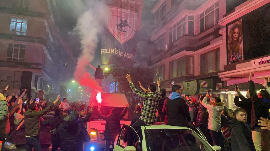 Samsunspor taraftarı, 11 yıl sonra Süper Lig'e dönmeyi kutladı
