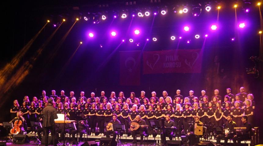 Mersin'de depremzedeler için dayanışma konseri düzenlendi