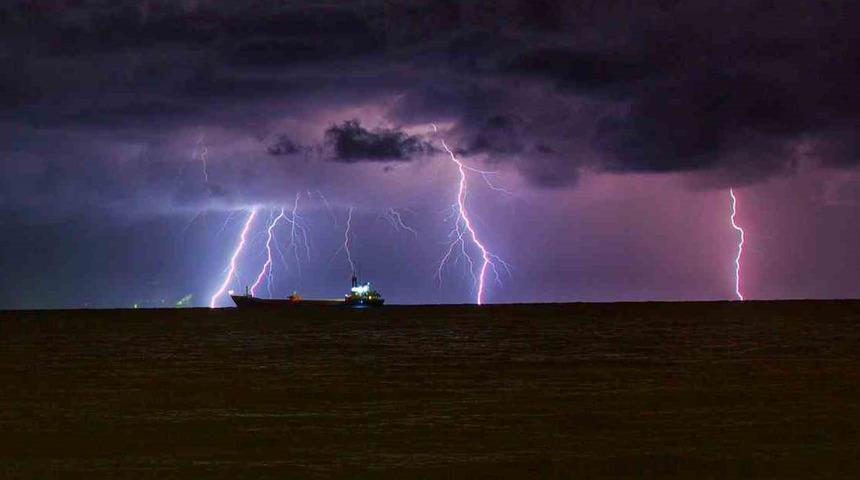 İskenderun Körfezi'ni şimşekler aydınlattı: Kartpostallık görüntüler oluştu