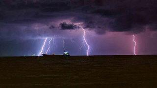 İskenderun Körfezi'ni şimşekler aydınlattı: Kartpostallık görüntüler oluştu