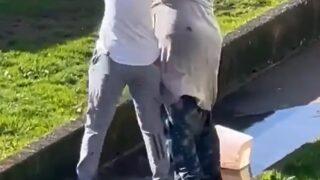 Komşular birbirlerine girdi! Pantolonunun düşmesine aldırış etmeden saç saça baş başa kavga ettiler