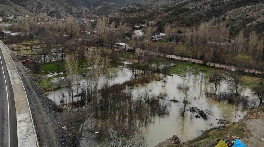 Gümüşhane’de şiddetli yağışların ardından taşan Harşit Çayı nedeniyle bahçeler gölete döndü