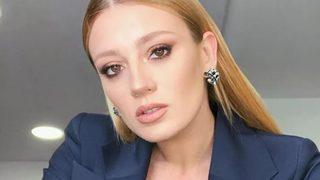 Gizem Karaca göğüs dekoltesiyle nefes kesti! Türkiye'nin en güzel kadını