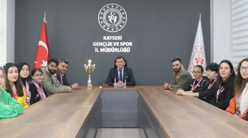 Kayseri Snowboard takımı madalyaları topladı