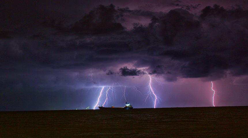 Hatay'da şimşek fırtınası! Meteoroloji sarı alarm vermişti, gece gündüze döndü: Hakkari ve Şırnak'ta eğitime sağanak engeli