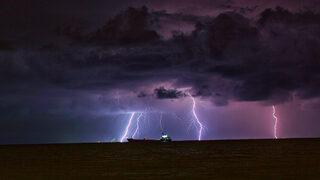 Hatay'da şimşek fırtınası! Meteoroloji sarı alarm vermişti, gece gündüze döndü: Hakkari ve Şırnak'ta eğitime sağanak engeli