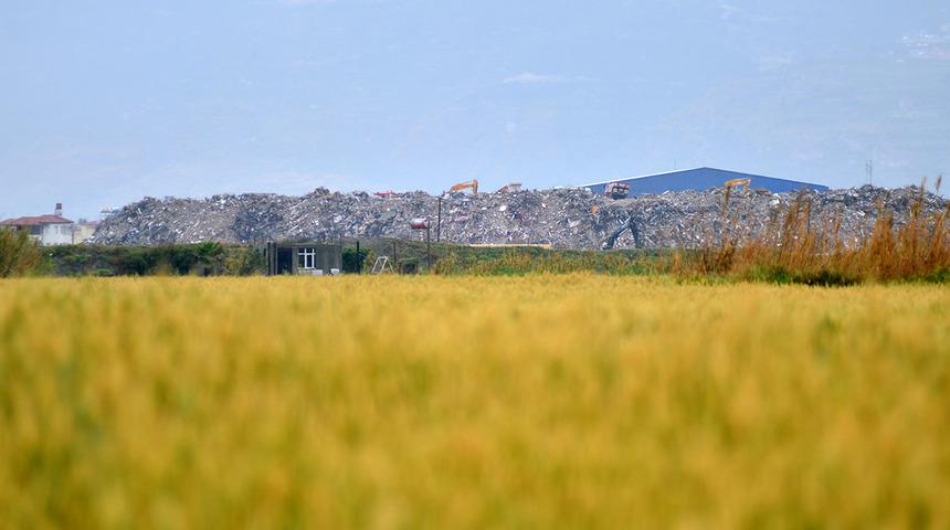 Milleyha Kuş Cenneti'ne 100 metre uzaklıkta... Deprem molozları dağ gibi oldu