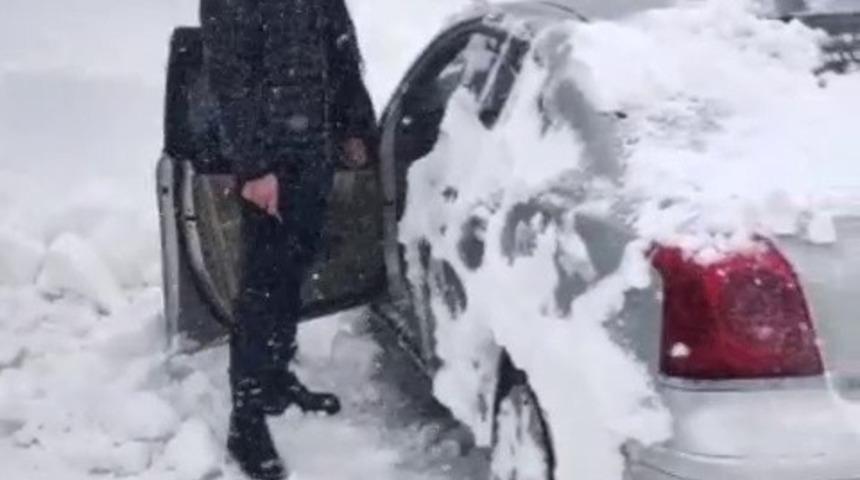 Nisan ayında yağan kar Palandöken yolunda mahsur bıraktı