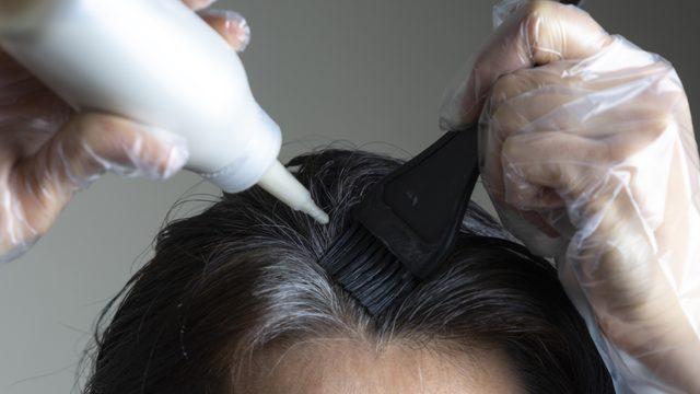 Kimyasal saç boyalarına para vermeye son! Saçınızdaki beyazları tamamen kapatan doğal saç boyası yapımı