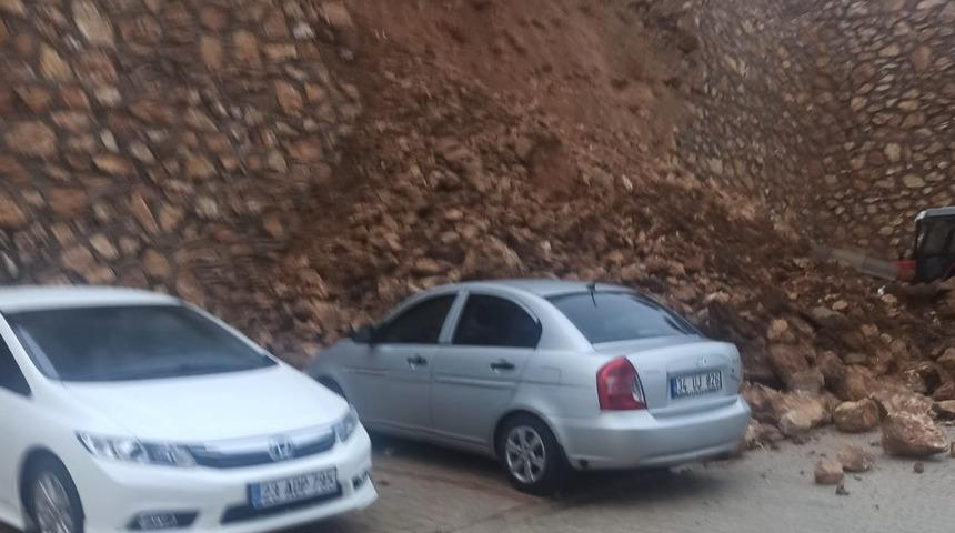 Elazığ’da çöken istinat duvarının altında kalan otomobil zarar gördü