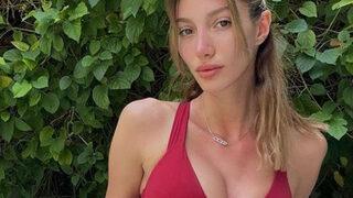 Şevval Şahin mayosunun fermuarını göbeğine kadar indirdi! Göğüs dekoltesi dikkat çekti