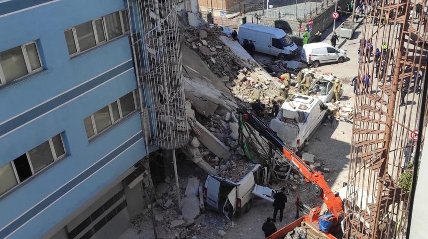 Güngören'de kentsel dönüşüm için boşaltılan bina çöktü