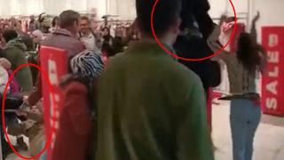 Vatandaşların üzerine mont atan kız olay oldu! Havada kapıp, yerlerde sürüklendiler... Giyim mağazasında ağızları açık bırakan görüntü