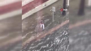 Şaşkına çevirdi! Sel suları arasında...