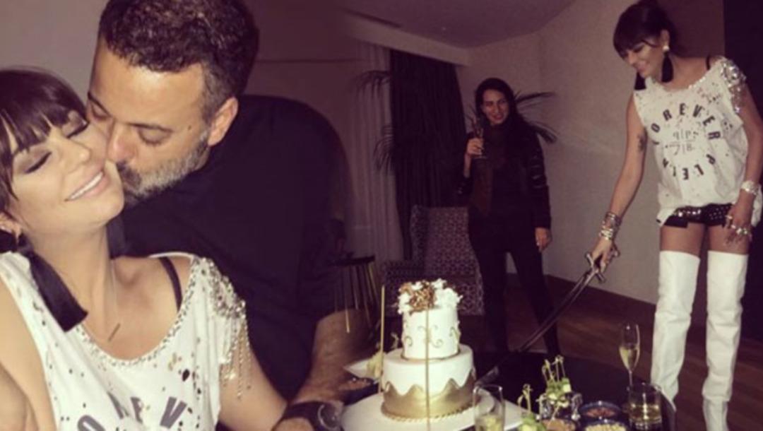 Doğum g&uuml;n&uuml; pastasını kılı&ccedil;la kesti