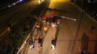 Damperi açılan kamyonun çarptığı EDS direği otomobilin üzerine devrildi, 3 kişi yaralandı