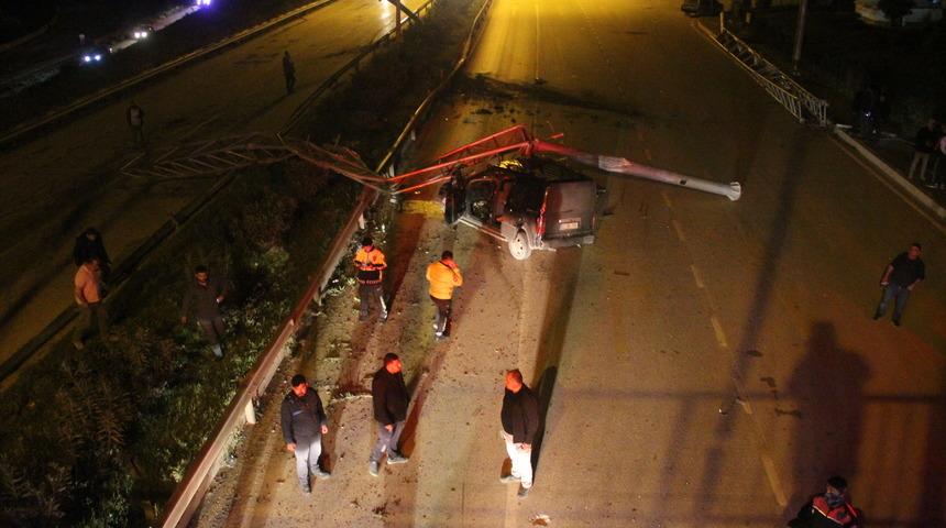 Damperi açılan kamyonun çarptığı EDS direği otomobilin üzerine devrildi, 3 kişi yaralandı