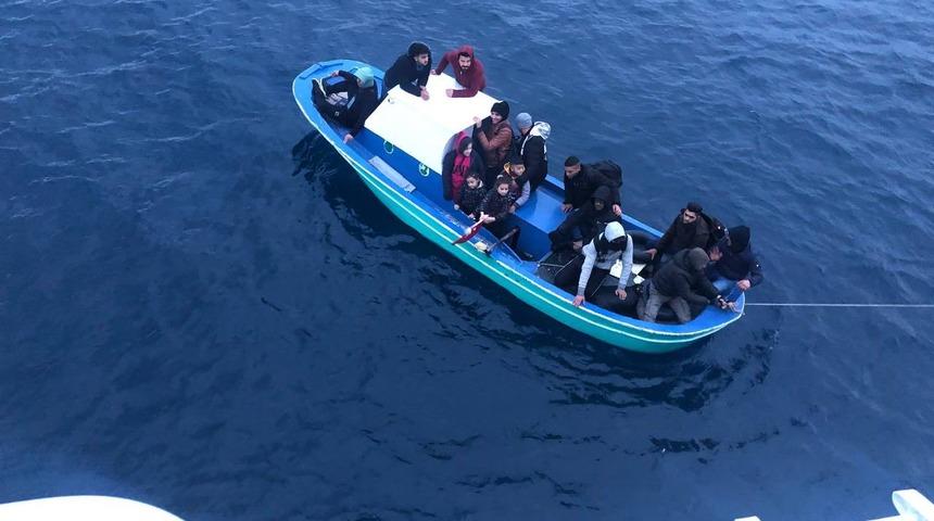 Ayvalık açıklarında 16 düzensiz göçmen kurtarıldı