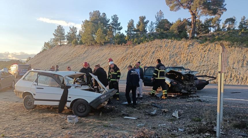 Kütahya'da iki otomobil çarpıştı, 1 kişi öldü, 6 kişi yaralandı