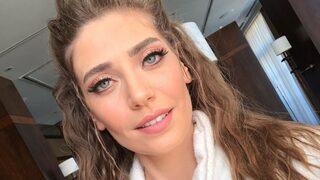 Yalı Çapkını'nın Asuman'ı dekolteli pozuyla büyüledi! Tam bir Barbie bebek