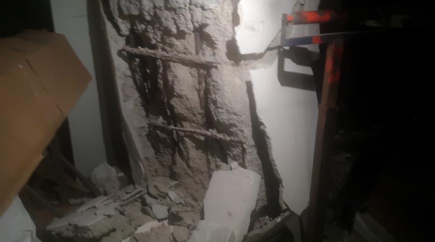 Belediye ekipleri Bahçelievler’de kolonları çatlayan binada incelemelerde bulundu