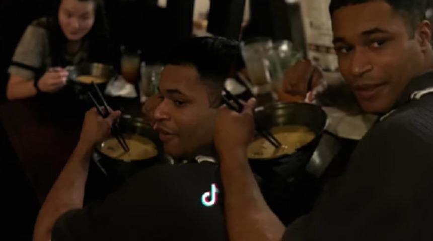 Kayıp kulaklıklarını ararken kocasını başka bir kadınla yakaladı! O anları sosyal medyadan ifşa etmeyi ihmal etmedi