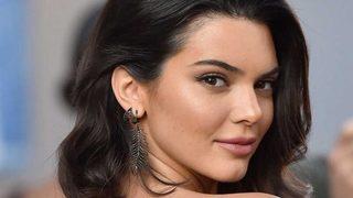Kendall Jenner sütyensiz giydiği transparan elbisesiyle boy göstermekten çekinmedi! Gelen tepkilere aldırmıyor